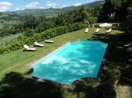 Fotos de Hotel: Caldine Apartment Sleeps 6 Pool WiFi