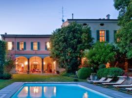 Foto do Hotel: Bornato Villa Sleeps 14 Pool WiFi