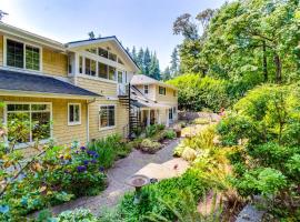 Hotel Photo: Lake Forest Park Home