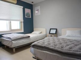 AIRPORT Guesthouse, hotel di Busan