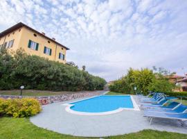 รูปภาพของโรงแรม: Polpenazze del Garda Apartment Sleeps 4 Pool