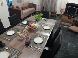 酒店照片: Comfortable 4th fl flat ideal for up to 8 people