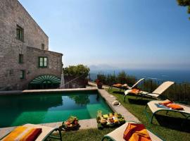 Hotel foto: Sorrento Villa Sleeps 11 Pool Air Con WiFi