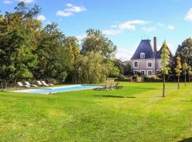 Hotel Foto: Brinon-sur-Sauldre Chateau Sleeps 12 Pool WiFi