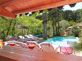 Hotel kuvat: La Garde-Freinet Villa Sleeps 8 Pool