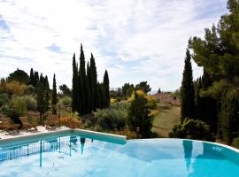 Foto di Hotel: La Ciotat Villa Sleeps 4 Pool