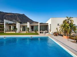 Фотография гостиницы: Trapani Villa Sleeps 9 Pool WiFi