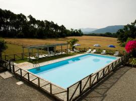 Hotel Photo: Apartment in Balbano Sleeps 4 with Pool and Air Con