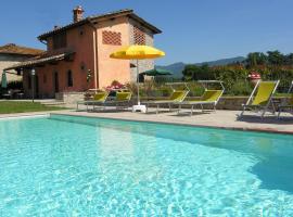 Hotel kuvat: Scarperia Villa Sleeps 8 Pool Air Con WiFi