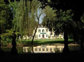 รูปภาพของโรงแรม: Mandriola-Sant'Agostino Villa Sleeps 10 Pool WiFi