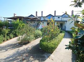 होटल की एक तस्वीर: San Cipriano Picentino Villa Sleeps 5 Pool Air Con