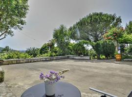 Hotel Photo: Calvanico Villa Sleeps 6 Air Con