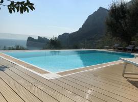 ホテル写真: Sirenuse Villa Sleeps 14 Pool Air Con WiFi