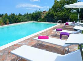 Hotel kuvat: Blandano Villa Sleeps 6 Pool Air Con WiFi