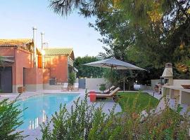 รูปภาพของโรงแรม: Minia Villa Sleeps 6 Pool Air Con WiFi