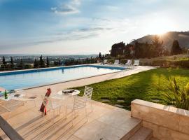 รูปภาพของโรงแรม: Rigaletta Villa Sleeps 7 Pool Air Con