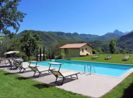 होटल की एक तस्वीर: Monticello-Casetta Villa Sleeps 9 Pool WiFi