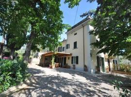 Foto di Hotel: Antria Apartment Sleeps 6 WiFi