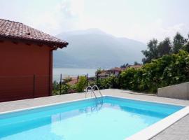 รูปภาพของโรงแรม: Pianello del Lario Apartment Sleeps 6 Pool