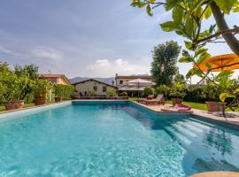 รูปภาพของโรงแรม: Massarosa Villa Sleeps 6 Pool