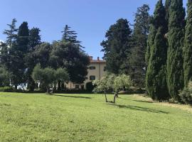 Фотография гостиницы: Montegemoli Villa Sleeps 13 Pool WiFi