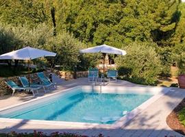 Hotel fotografie: Castel San Gimignano Apartment Sleeps 6