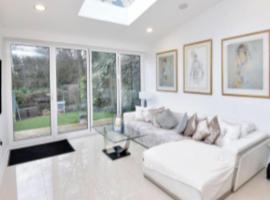 호텔 사진: Exclusive weybridge home