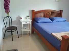 Mae Pon Hostel, hotel in Khao Lak