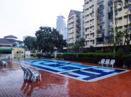 A picture of the hotel: OYO Home 522 The Palladium 3 BR Near Trec Kl