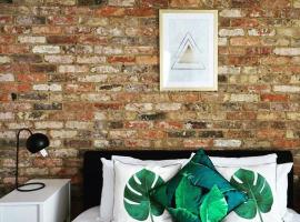 Hotel Photo: N5 Townhouse, Brighton Sleeps 20