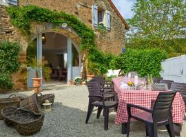 Hotel Foto: Marigny-le-Cahouet Villa Sleeps 12 Pool WiFi