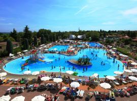 Happy Camp mobile homes in Camping Bella Italia、ペスキエーラ・デル・ガルダのホテル