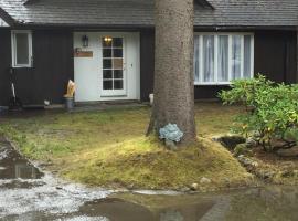 Glacier Guest Room - PRIVATE ROOM IN SHARED HOUSE REDUCED PRICE ON TOURS, hotel in Juneau