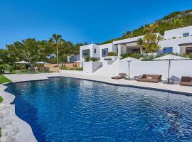 호텔 사진: Playa de Talamanca Villa Sleeps 12 Pool Air Con