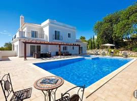 Фотография гостиницы: Boliqueime Villa Sleeps 8 Pool Air Con WiFi