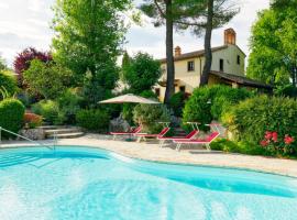 Fotos de Hotel: Fighille Villa Sleeps 8 Pool WiFi