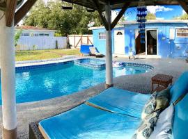 Hotelfotos: 5 Beds Pool House, 15 min to the Beach