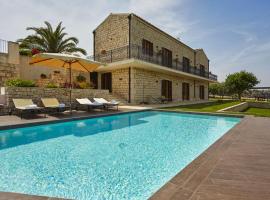 Hotel Photo: Finocchiara Villa Sleeps 16 Pool Air Con WiFi