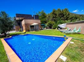 ホテル写真: Sentmenat Villa Sleeps 14 Pool WiFi