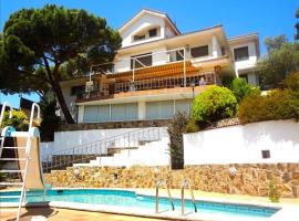 Hotel kuvat: Sant Fost de Campsentelles Villa Sleeps 10 Pool