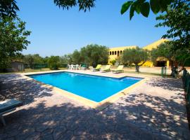 Hotel Foto: Vilanova de la Muga Speciality Sleeps 15 Pool WiFi