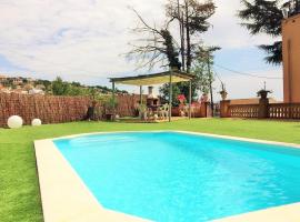 ホテル写真: can roure - part of a catalan masia - private pool, bbq, parking area and wifi