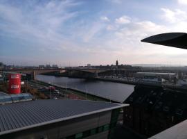 รูปภาพของโรงแรม: Glasgow Central River Apartment with Parking