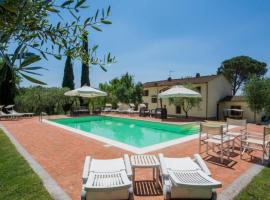 A picture of the hotel: Vinci Villa Sleeps 18 Pool WiFi