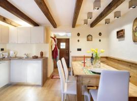 HelloChalet - Chalet Grené typical house with garden - 1km cabelcar, hotel v destinaci Valtournenche