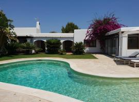 מלון צילום: Playa de Talamanca Villa Sleeps 8 Pool WiFi