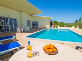 รูปภาพของโรงแรม: Almancil Villa Sleeps 4 Pool Air Con WiFi
