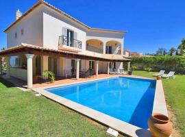 Hotel Foto: Almancil Villa Sleeps 8 Pool Air Con WiFi T568507