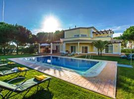 Zdjęcie hotelu: Vilamoura Villa Sleeps 8 Pool Air Con WiFi T480059