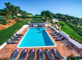 Fotos de Hotel: Almancil Villa Sleeps 18 Pool